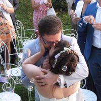 en sortant de la cérémonie laïque au milieu des bubulles