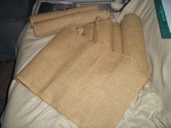 Chemins de table en toile de jute 8 en tout  6 comme neuf 1 avec quelques taches mais qui ne se voie