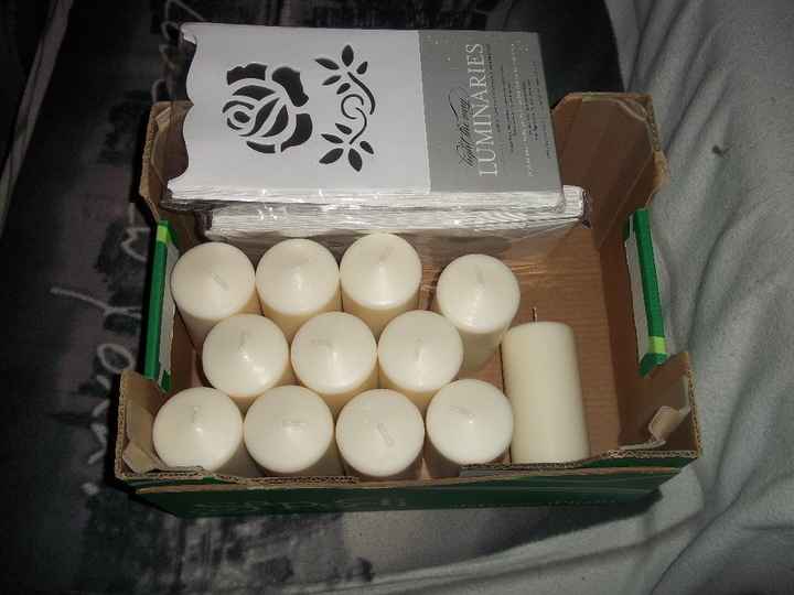 Lot de 12 grosses bougies neuves et 2 lot de 24 photophore en papier ( j'avais prévu pour l'extérieu