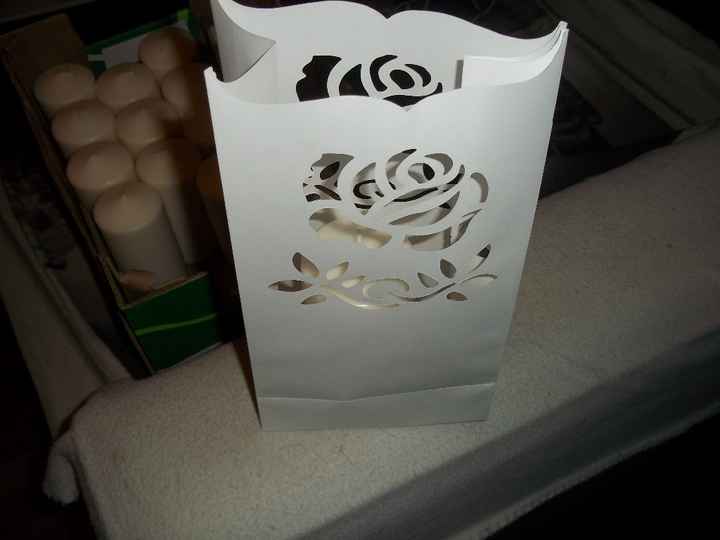 Grands Photophore en papier 2 x24( un paquet ouvert juste pour en regarder un l'autre est neuf)