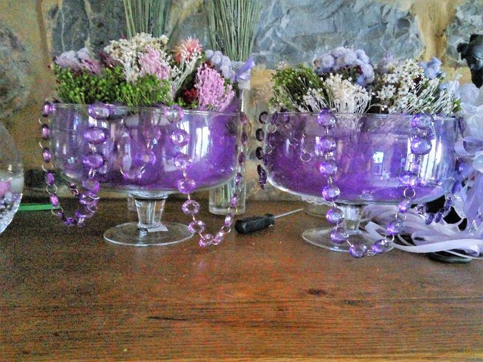Vases coupe avec guirlandes led sous le tulle.