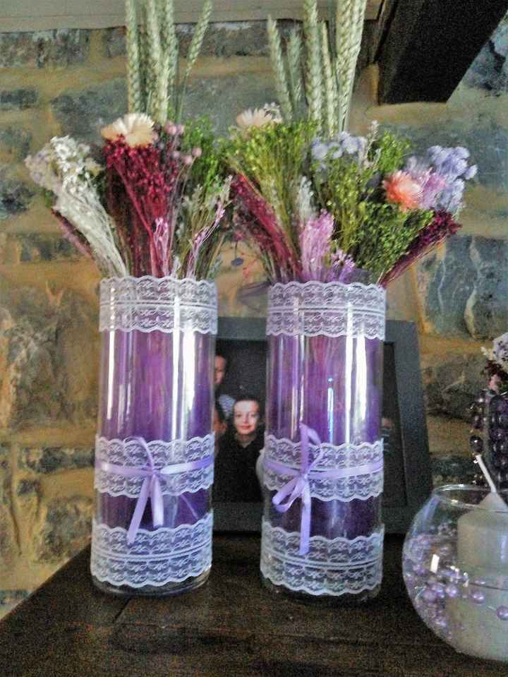 Vases à poser aux pieds de l'arche avec guirlandes led sous le tulle.