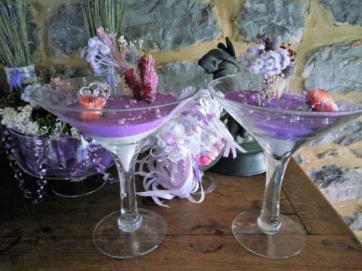 Vases martini composition sable et loupiotte mauve sous la grosse fleur