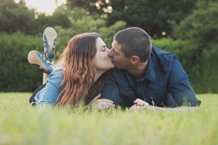 bisou dans l'herbe