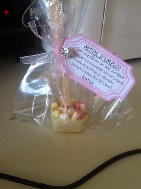 chocolat blanc/marschmallows a faire tremper dans le lait chaud pour faire fondre :D 