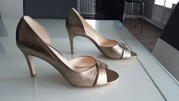 Chaussures dorées et argent avec robe ivoire - 1