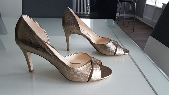 Chaussures dorées et argent avec robe ivoire 2