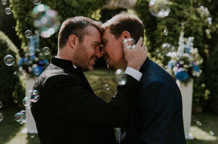 Aide ce couple à choisir sa sortie de cérémonie ! - 1