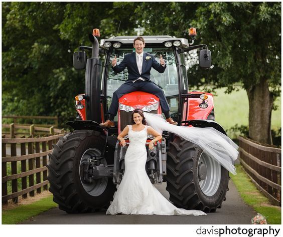 Mariés pose tracteur