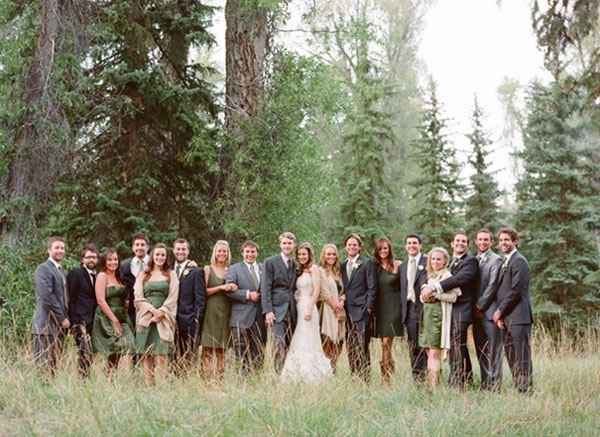 Je les trouve tous juste superbement bien assorti (seul bémol selon moi la couleur des costumes homm