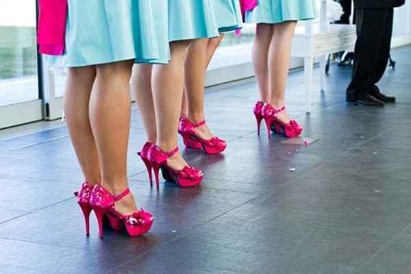 Les sandales roses des demoiselles d'honneur