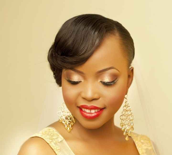 Pour nos mariées aux cheveux courts + un maquillage discret sut les yeux relevés par les lèvres roug