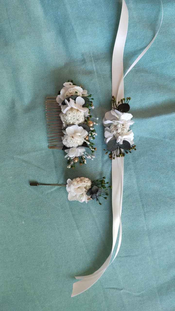 Peigne, bracelet et boutonnière en fleurs stabilisées 