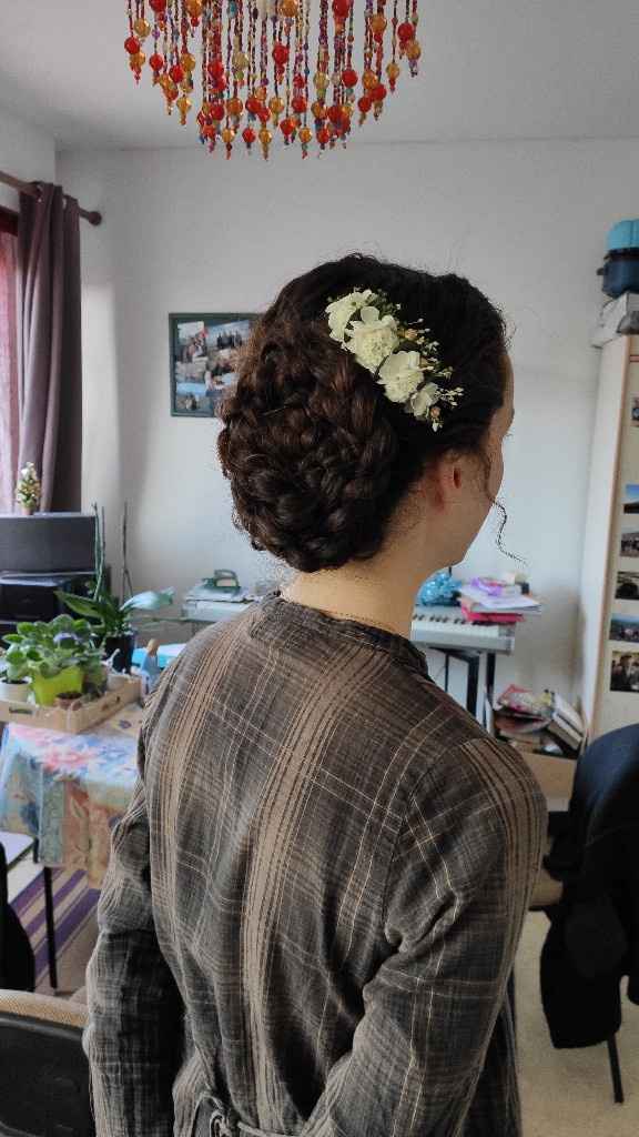 Fleures fraîches sur les cheveux - 1