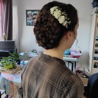 Fleures fraîches sur les cheveux - 1
