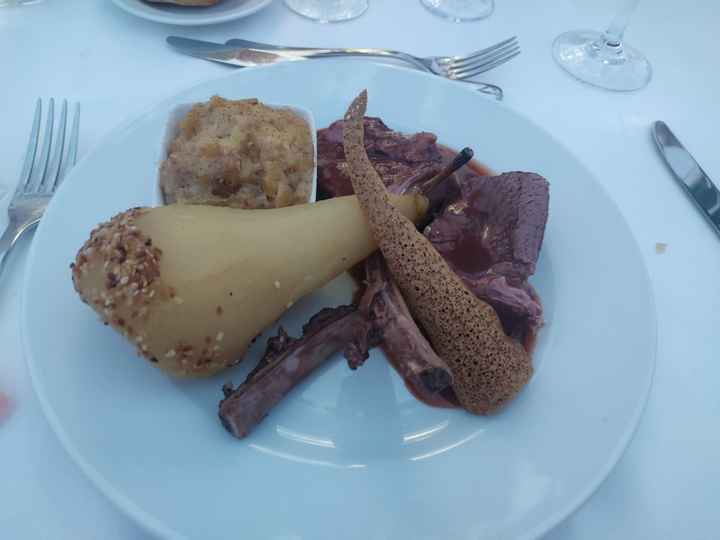 Invité à un mariage on vous propose, pour le plat, du cerf avec une sauce aux fruits rouges accompag