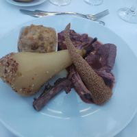 Invité à un mariage on vous propose, pour le plat, du cerf avec une sauce aux fruits rouges accompag