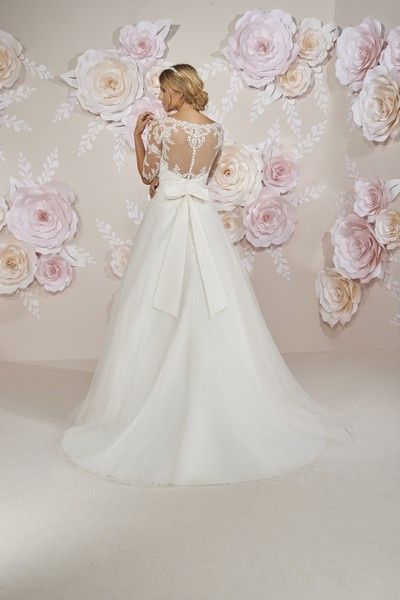 Robe de mariée décolletée au dos - 2