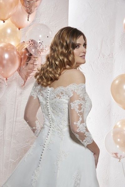 Robe de mariée décolletée au dos - 4