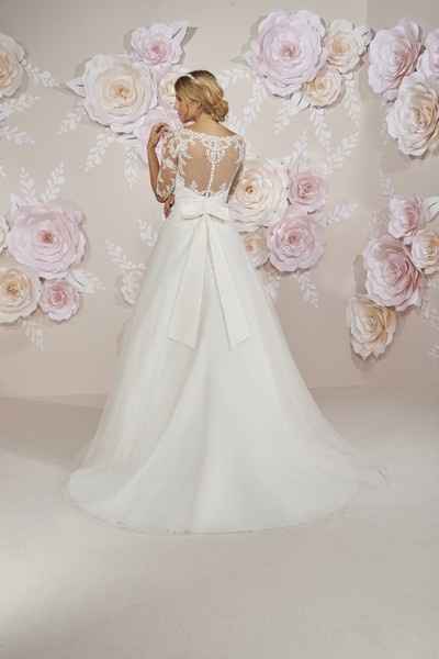 Robe de mariée décolletée au dos - 2