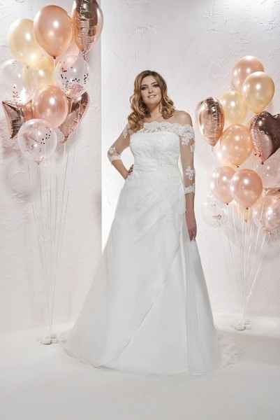 Robe de mariée décolletée au dos - 3