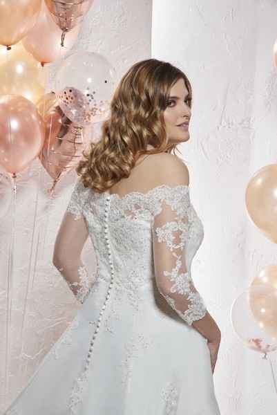 Robe de mariée décolletée au dos - 4