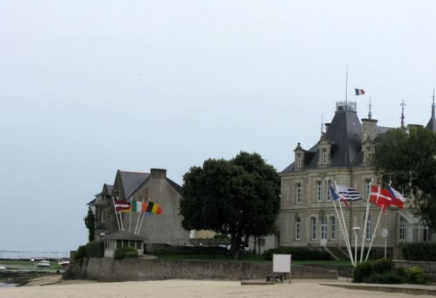 l'autre coté de la mairie 
