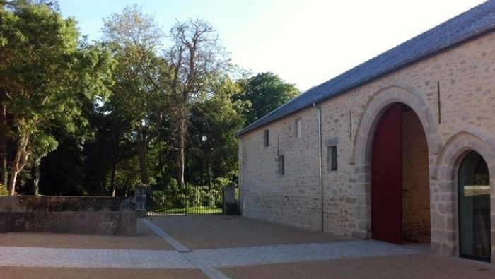 l'entrée du lieu