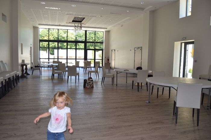notre salle (derrière moi l'espace piste de danse)