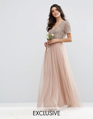 Robe longue de couleur avec baskets ou talons compensés