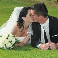 Allongé sur la pelouse bien verte du golf