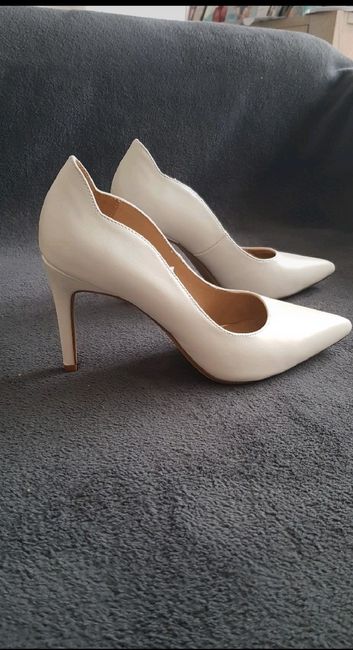 Chaussures blanches avec robe ivoire mais longue . - 1