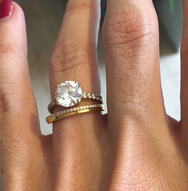 Qui porte une bague de fiançailles ? - 1