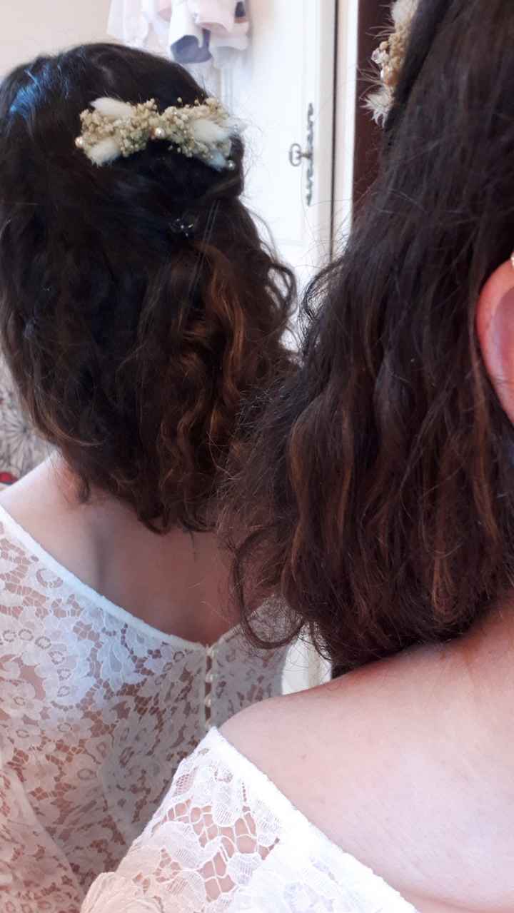 Peigne à cheveux et couleur de la tenue - 1