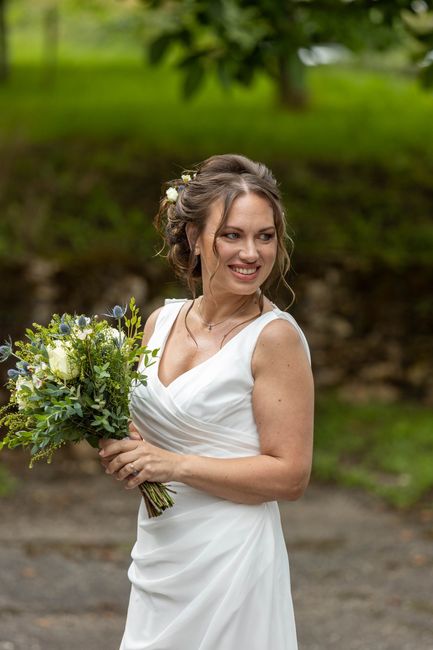 Robe de mariée et bouquet.