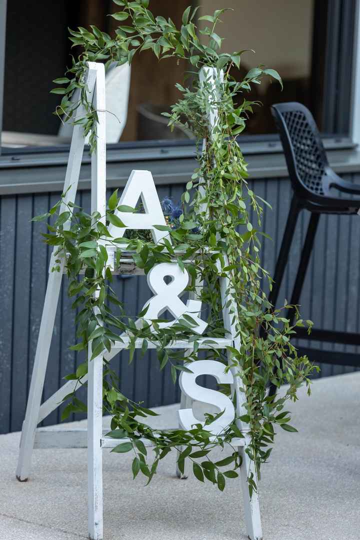 Escabeau décoré avec les initiales des mariés.