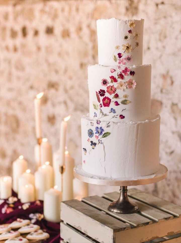 Gâteau de mariage avec fleurs séchées - 2
