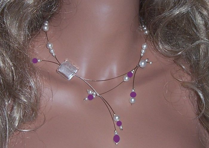 Collier blanc prune