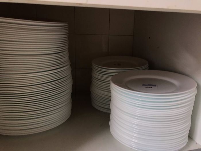 J’ai ma vaisselle pour 60 personnes . 1