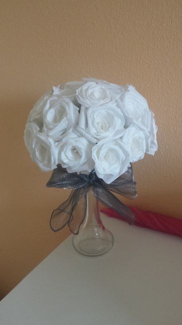 Bouquet de roses blanches en filtre a café