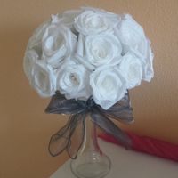 Bouquet de roses blanches en filtre a café