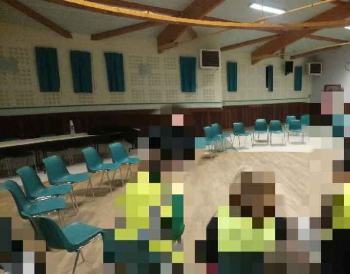 Chaise plastique salle des fêtes - 1