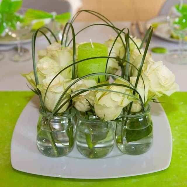 Centre de table fait avec des pots de yaourts et fleurs naturelles 