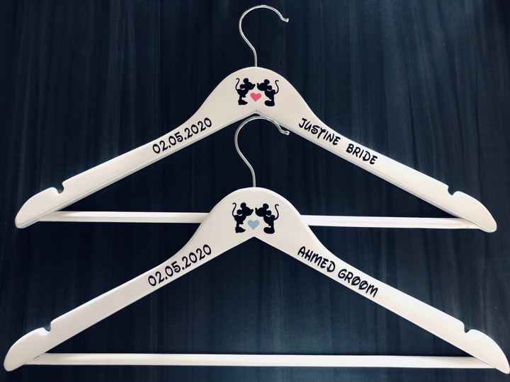 Cintres pour les tenues des mariés - 1