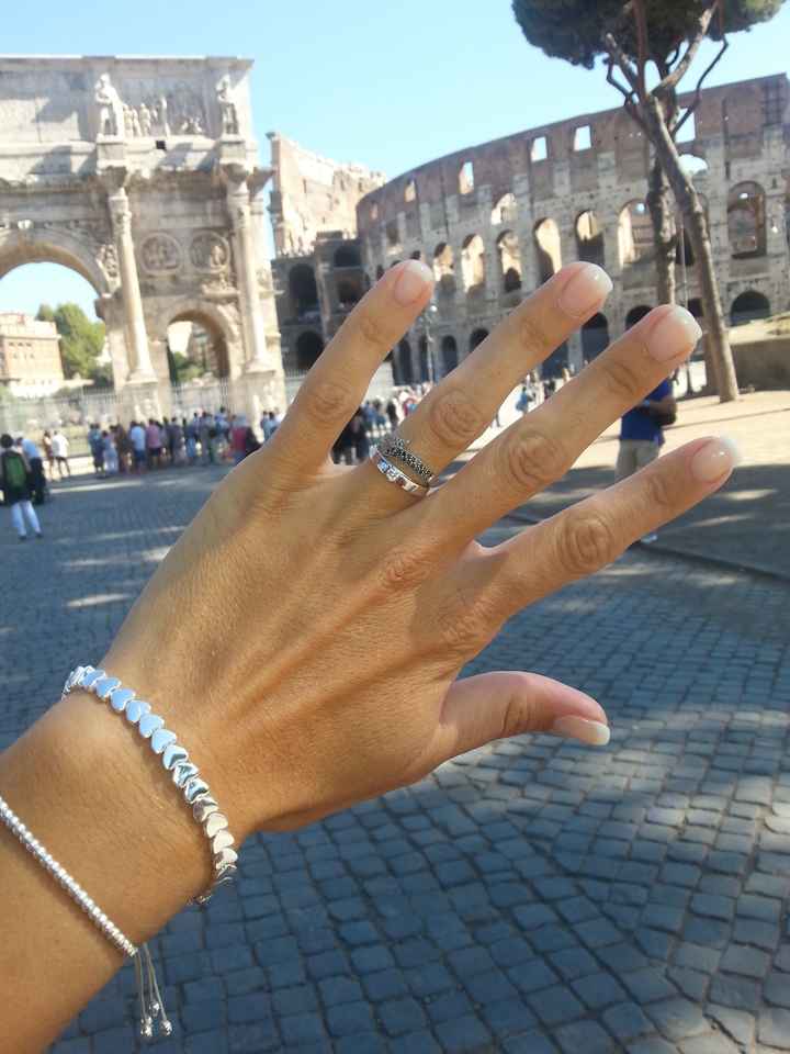 Qui porte une bague de fiançailles ? - 1