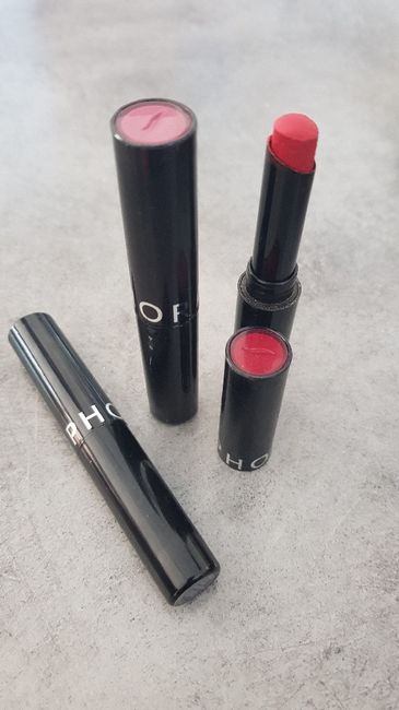 Cherche rouge a levre qui tient - 1
