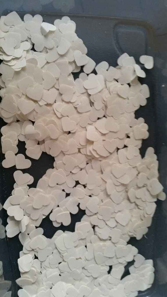 Fabrication de confettis en forme de coeur - 1