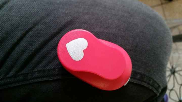 Fabrication de confettis en forme de coeur - 2