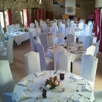 Salle de réception avec tables