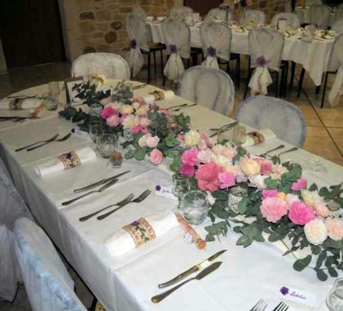 Déco salle des fêtes avec chaises et tables pas très belles - 1